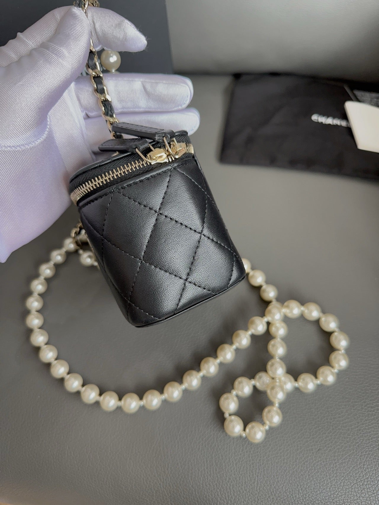 Chanel - Pearl Chain Vanity Case - Lambskin leather - Black - (mini)