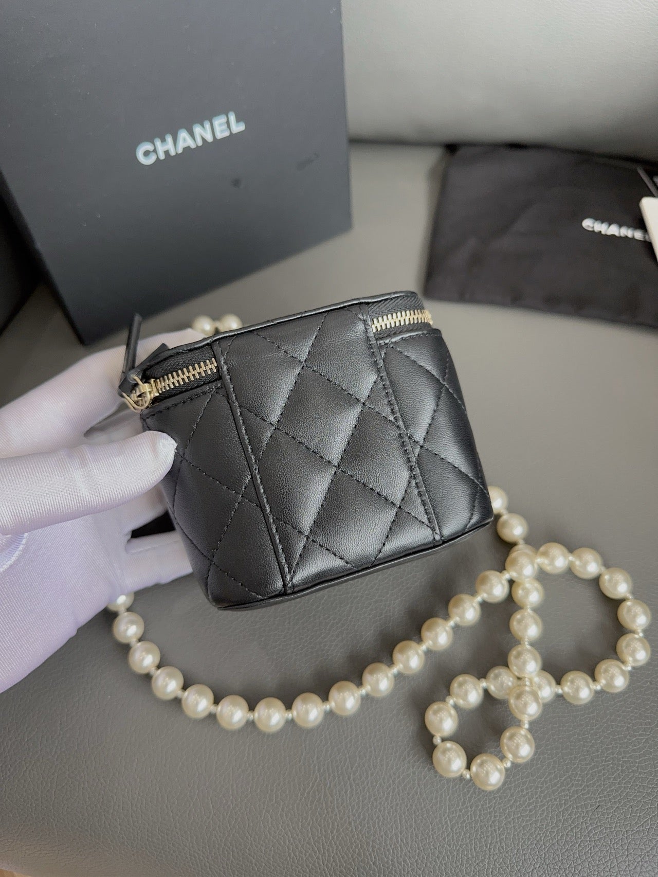 Chanel - Pearl Chain Vanity Case - Lambskin leather - Black - (mini)