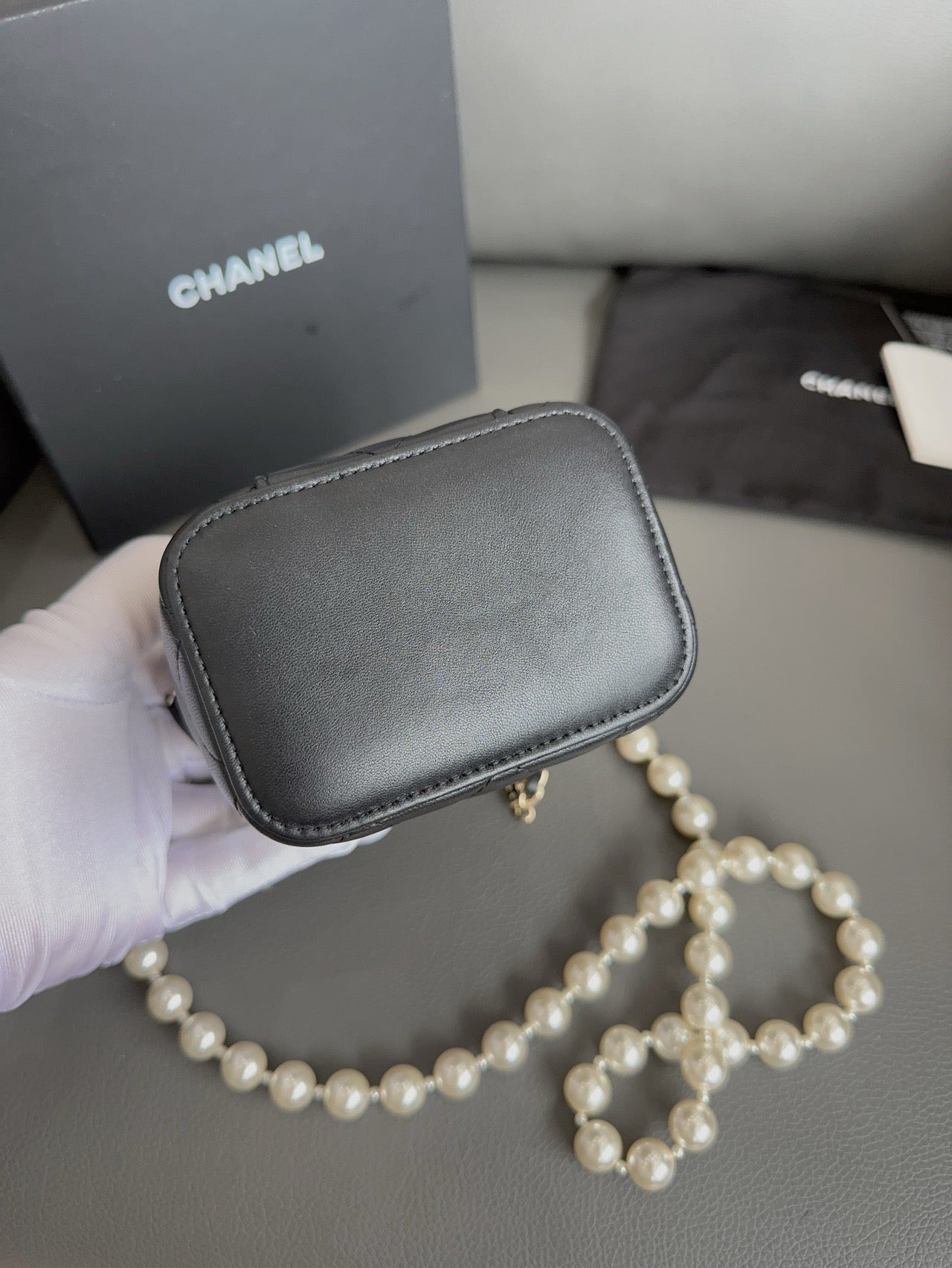 Chanel - Pearl Chain Vanity Case - Lambskin leather - Black - (mini)