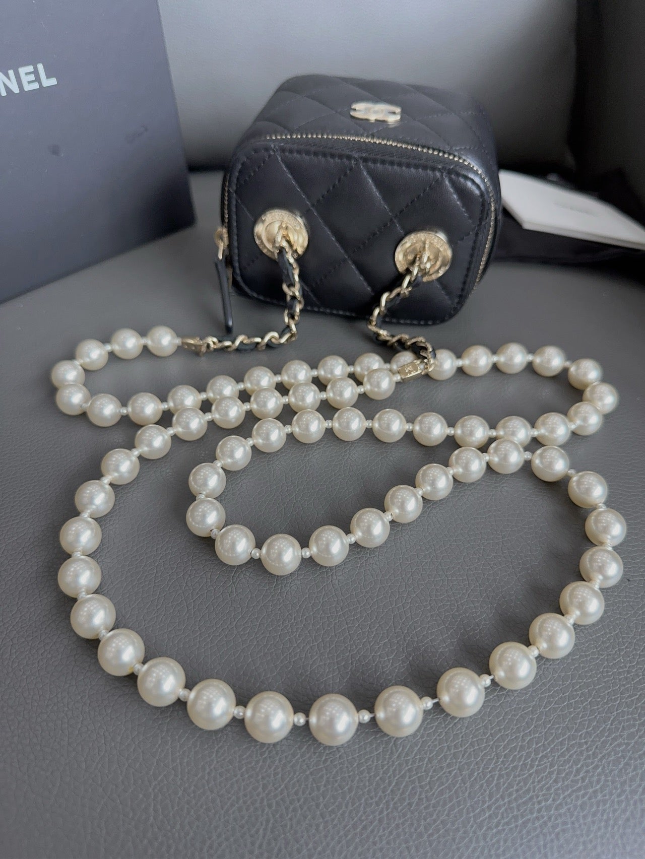 Chanel - Pearl Chain Vanity Case - Lambskin leather - Black - (mini)
