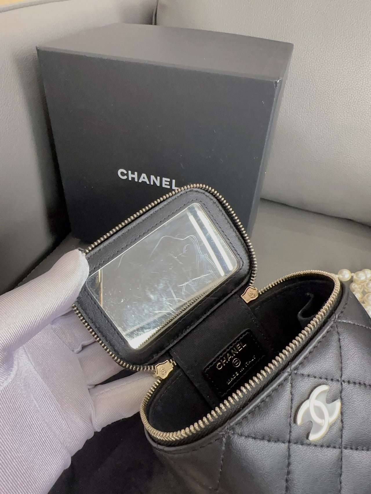 Chanel - Pearl Chain Vanity Case - Lambskin leather - Black - (mini)
