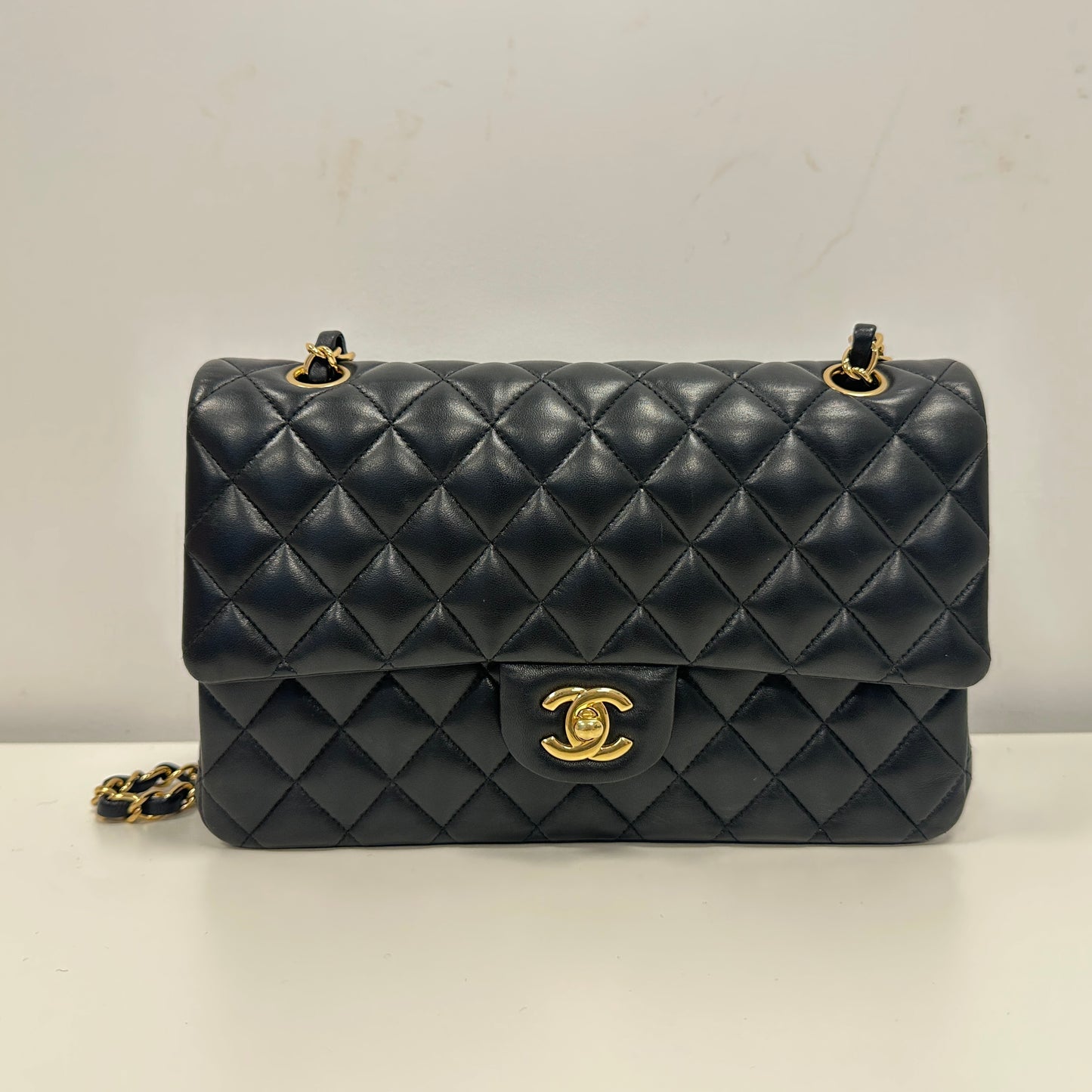 Chanel - Classic Flap Bag - Lambskin leather - Black with Gold-Tone Hardware - (Medium)