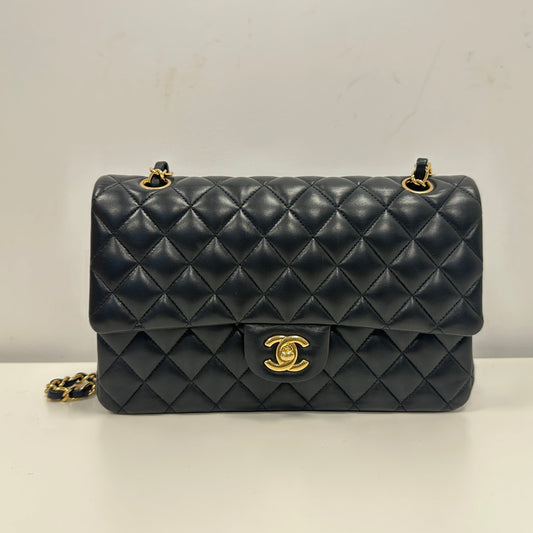 Chanel - Classic Flap Bag - Lambskin leather - Black with Gold-Tone Hardware - (Medium)