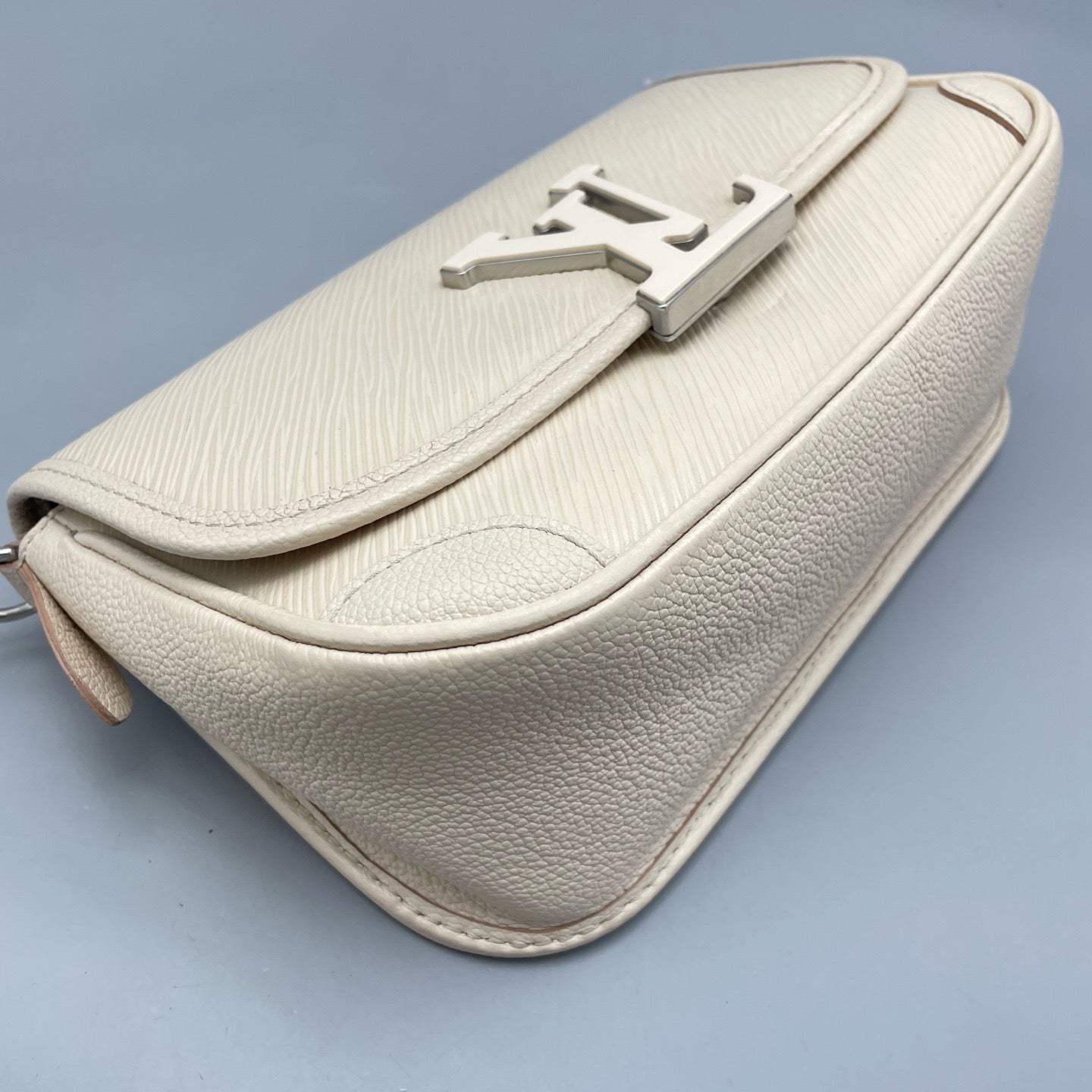 Louis Vuitton - Epi Baguette Flap Bag - Epi leather - White - (small)