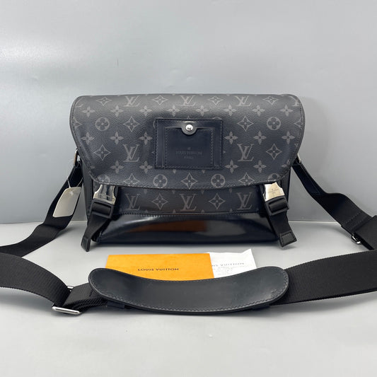 Louis Vuitton - Voyager Messenger Bag - Monogram Eclipse coated canvas with cowhide leather trim - Black and Grey - (Medium)