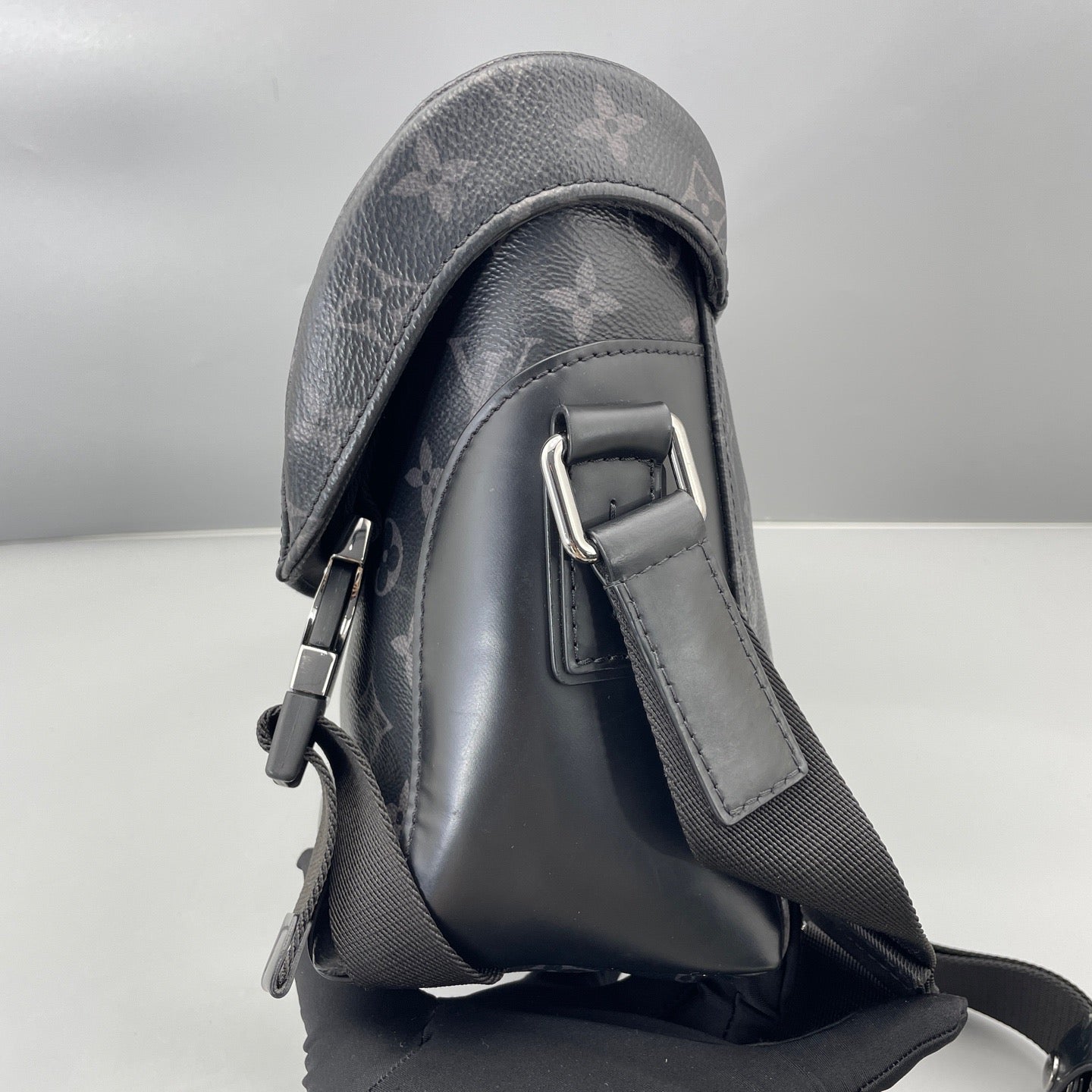 Louis Vuitton - Voyager Messenger Bag - Monogram Eclipse coated canvas with cowhide leather trim - Black and Grey - (Medium)