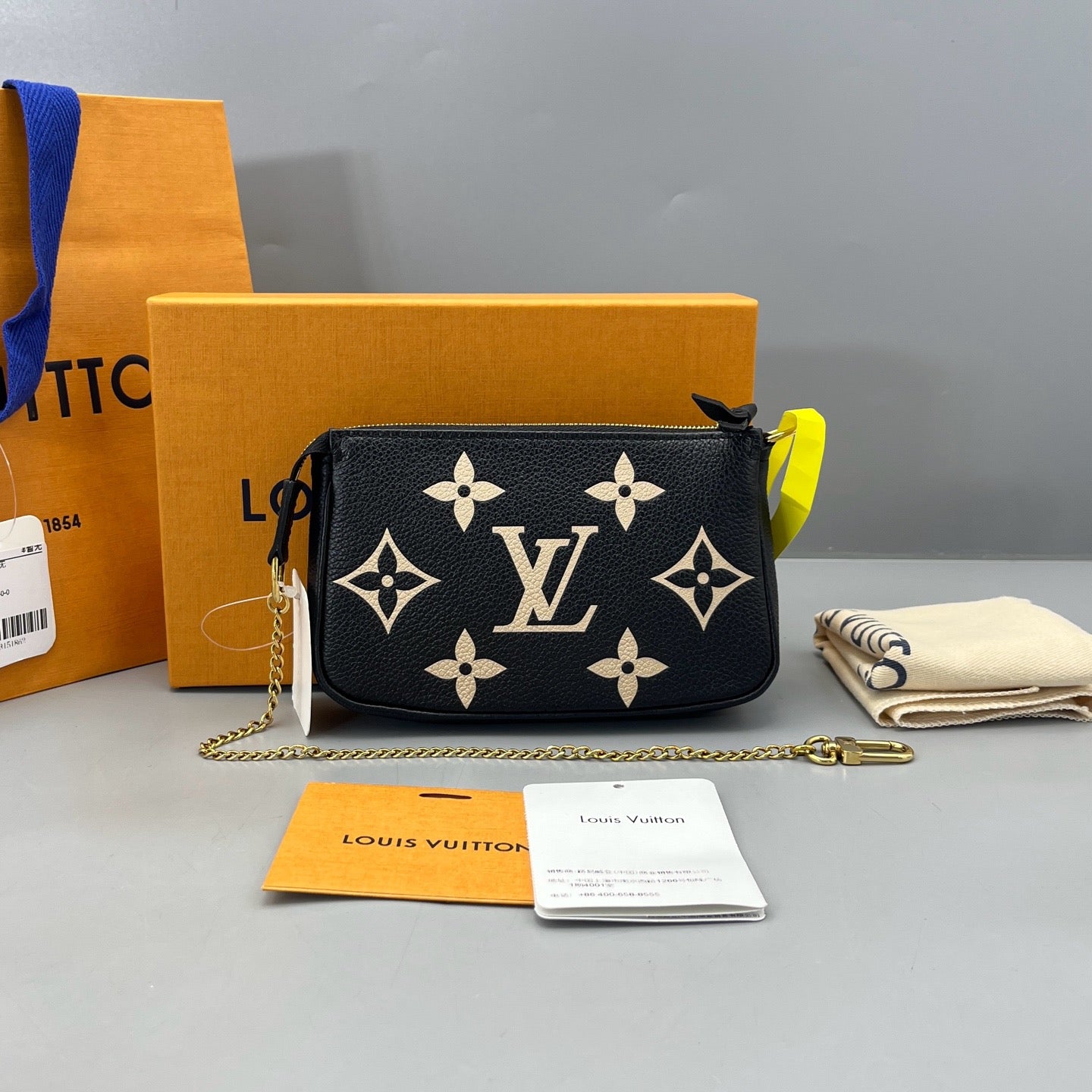 Louis Vuitton - Pochette Accessoires - Leather - Black - (mini)