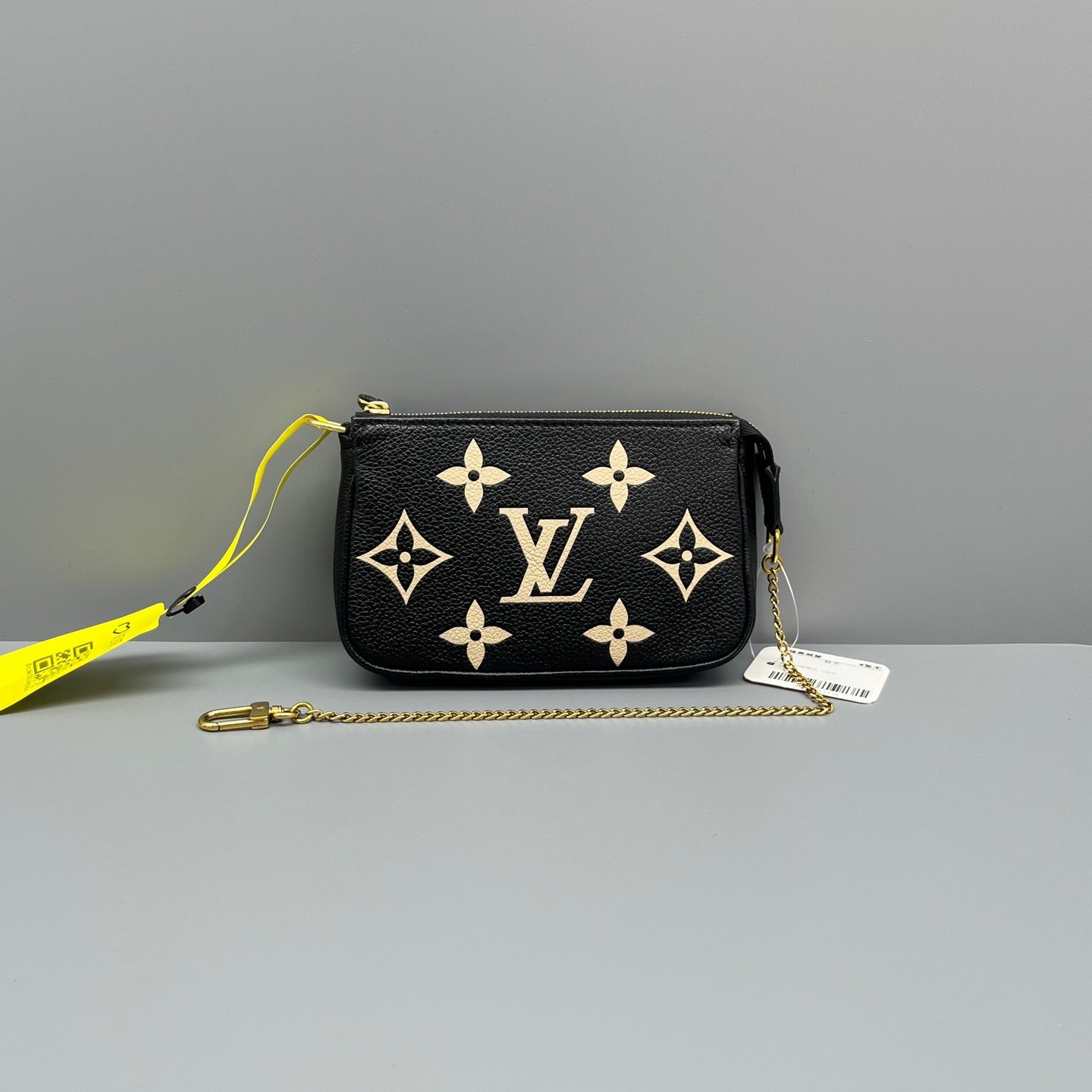 Louis Vuitton - Pochette Accessoires - Leather - Black - (mini)