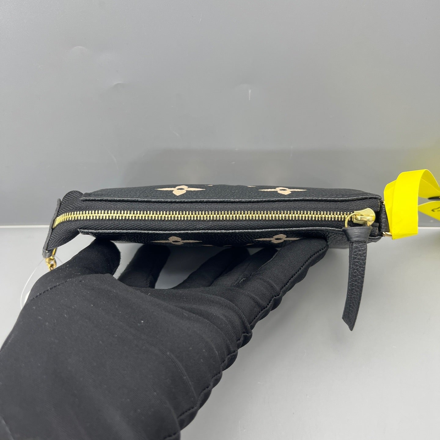 Louis Vuitton - Pochette Accessoires - Leather - Black - (mini)