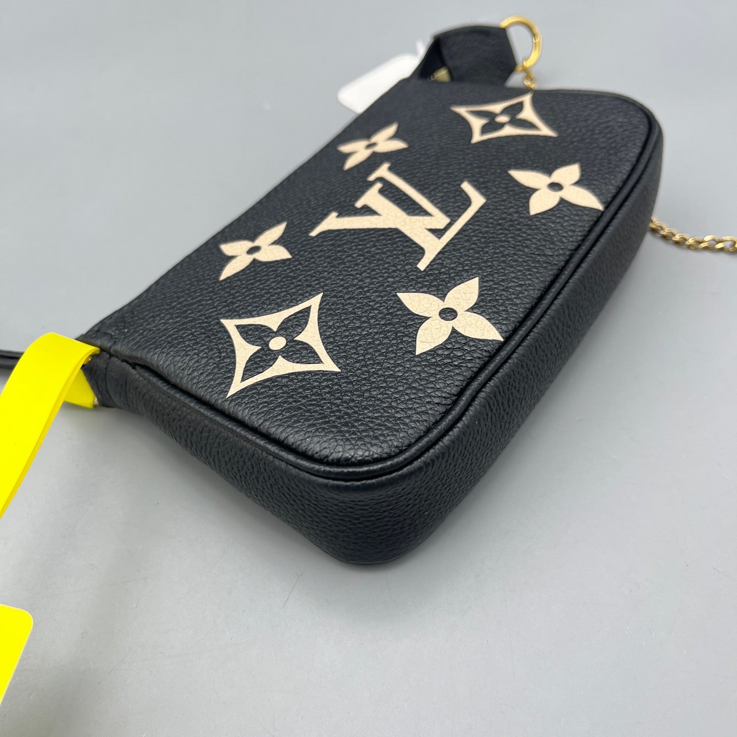 Louis Vuitton - Pochette Accessoires - Leather - Black - (mini)
