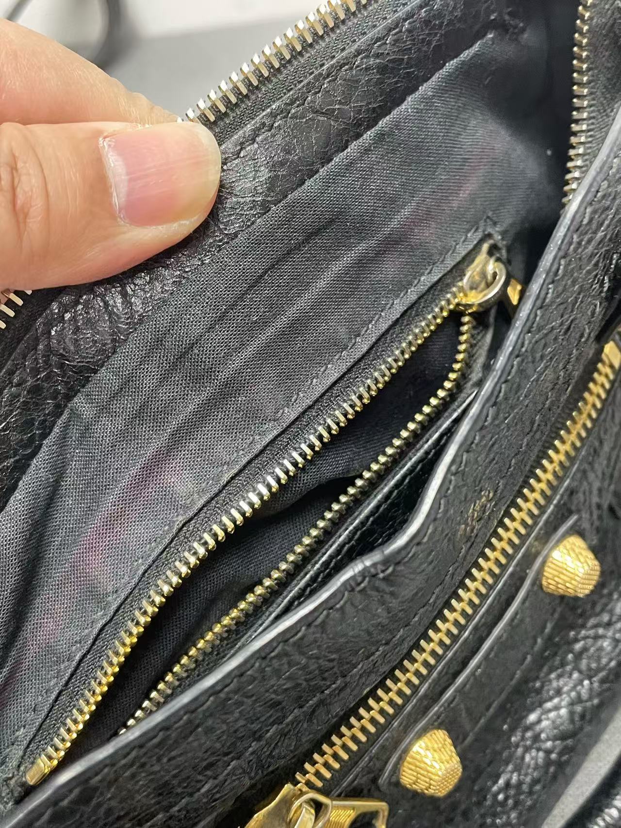 Balenciaga - City Bag - Distressed lambskin leather - Black - (small)