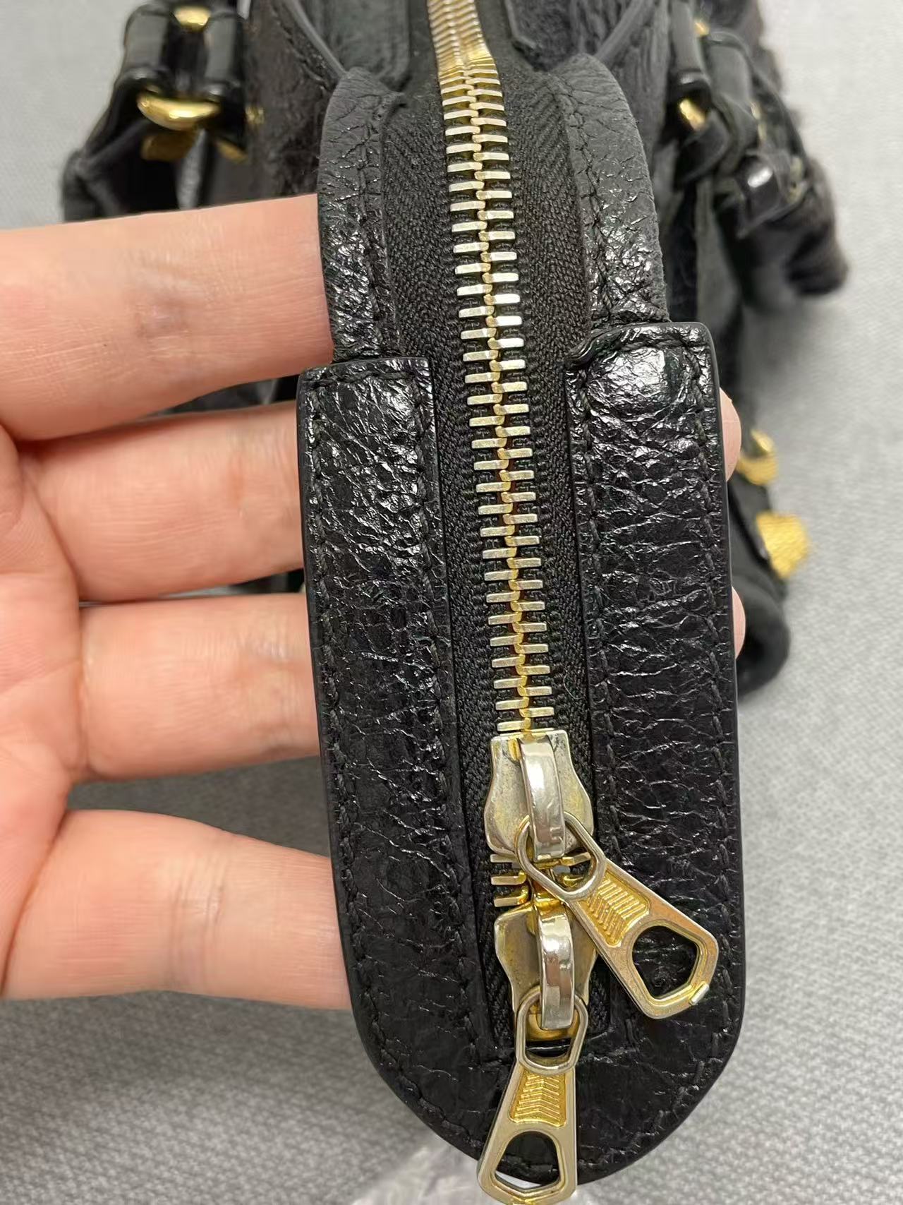 Balenciaga - City Bag - Distressed lambskin leather - Black - (small)