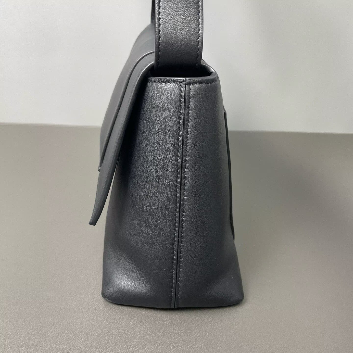 Balenciaga - Downtown Shoulder Bag - Cowhide leather - Black - (medium)