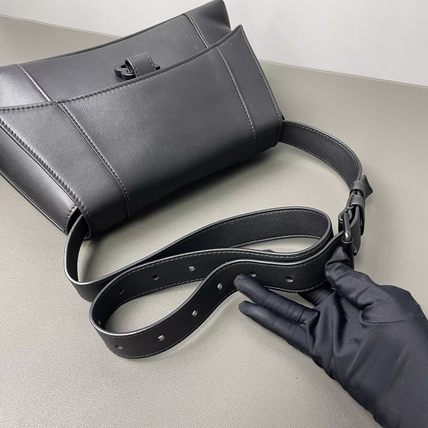 Balenciaga - Downtown Shoulder Bag - Cowhide leather - Black - (medium)