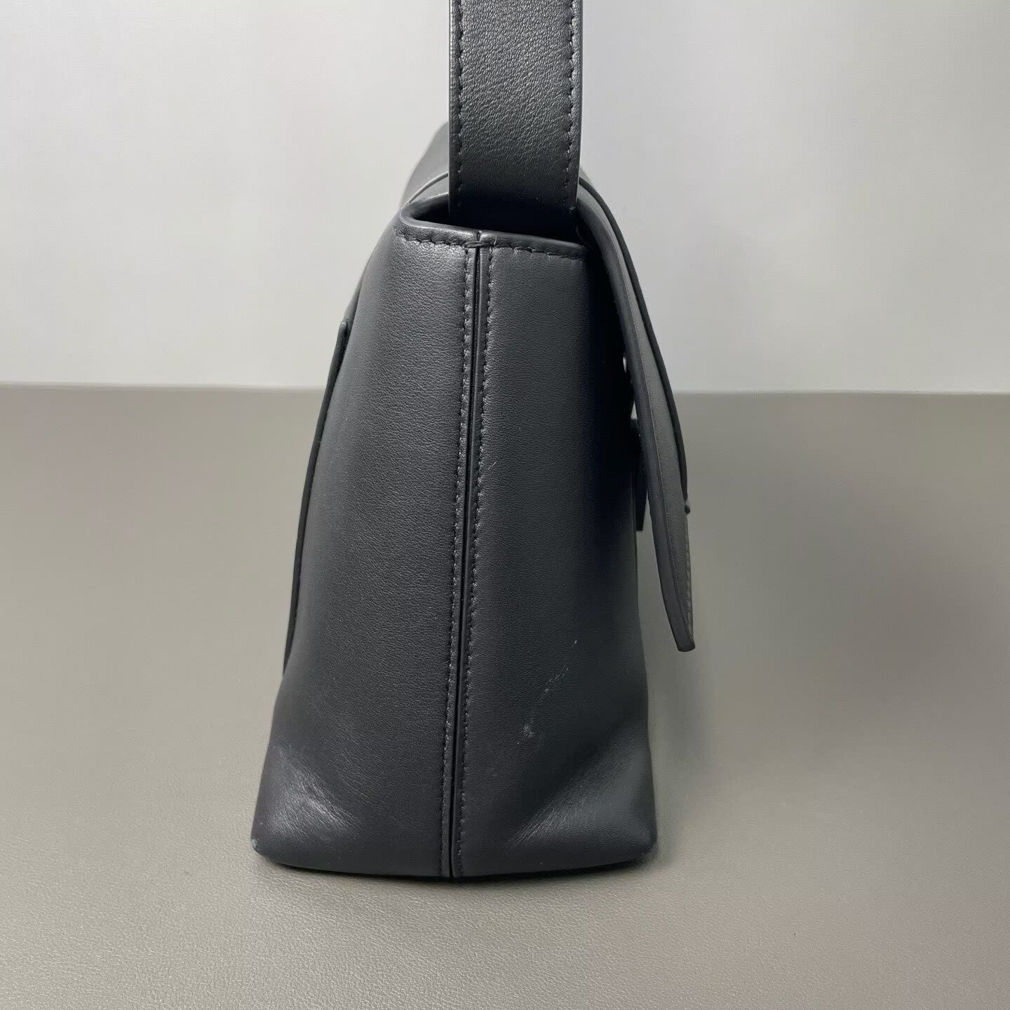 Balenciaga - Downtown Shoulder Bag - Cowhide leather - Black - (medium)