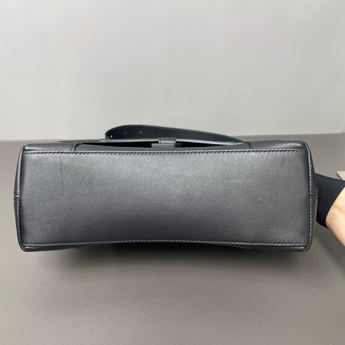 Balenciaga - Downtown Shoulder Bag - Cowhide leather - Black - (medium)