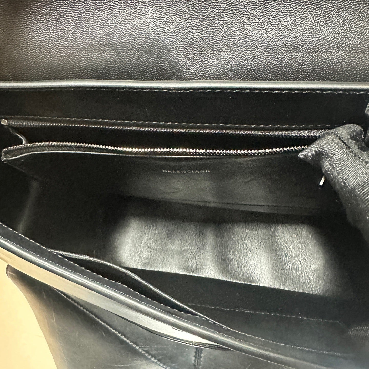 Balenciaga - Smooth Flap Shoulder Bag - Leather - Black - (large)