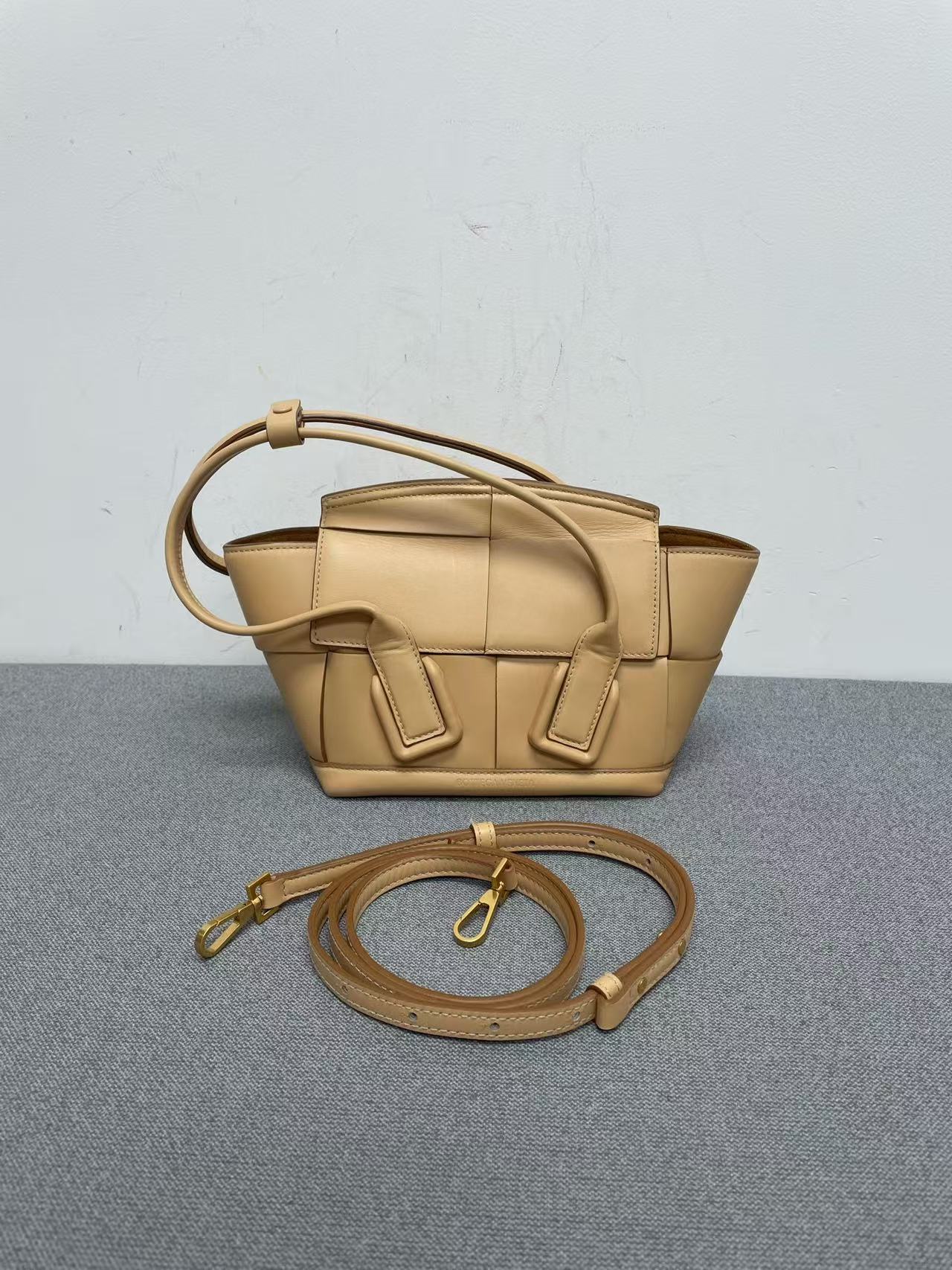 Bottega Veneta - Arco - Calfskin leather - Beige - (mini)