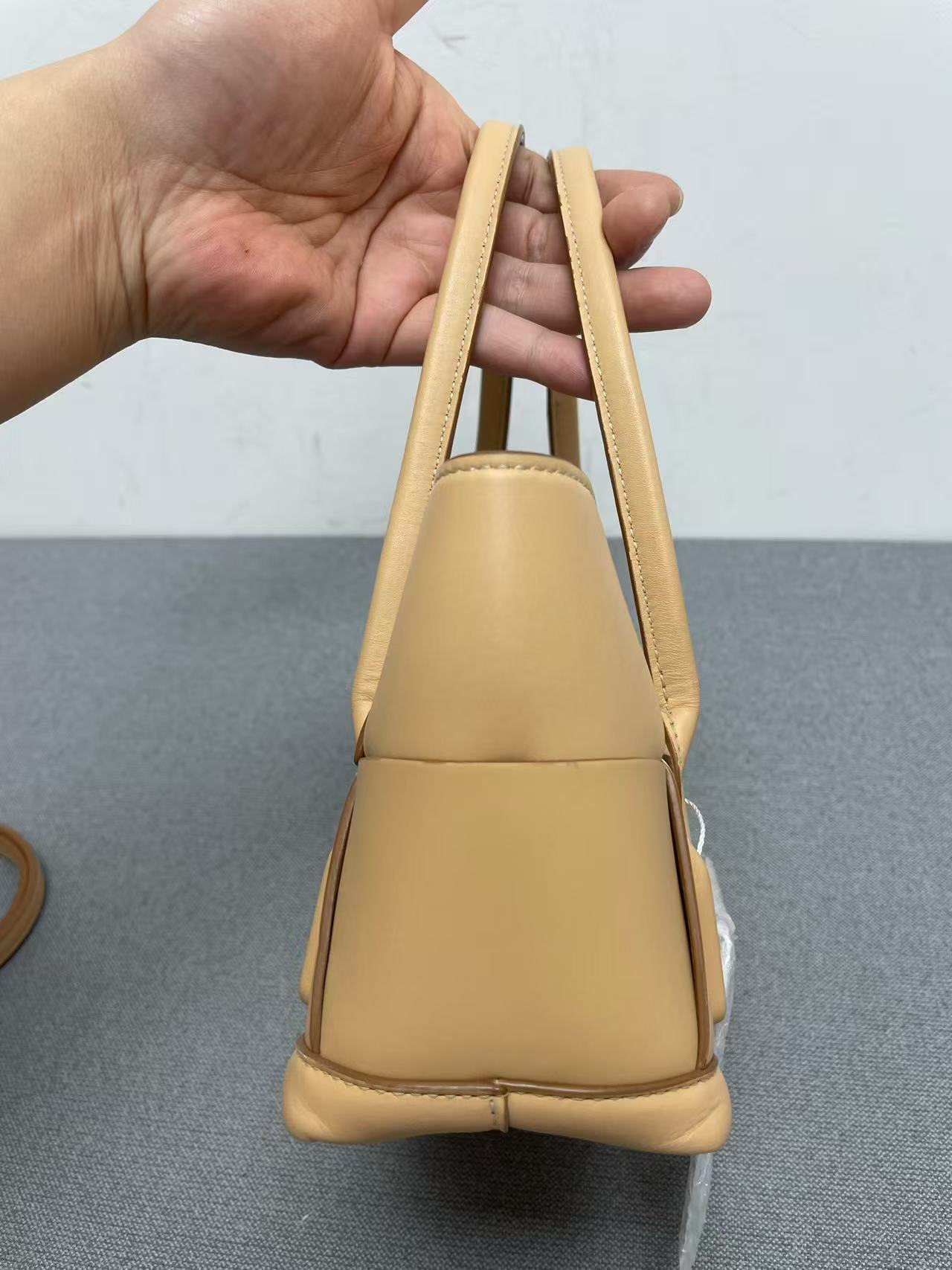 Bottega Veneta - Arco - Calfskin leather - Beige - (mini)