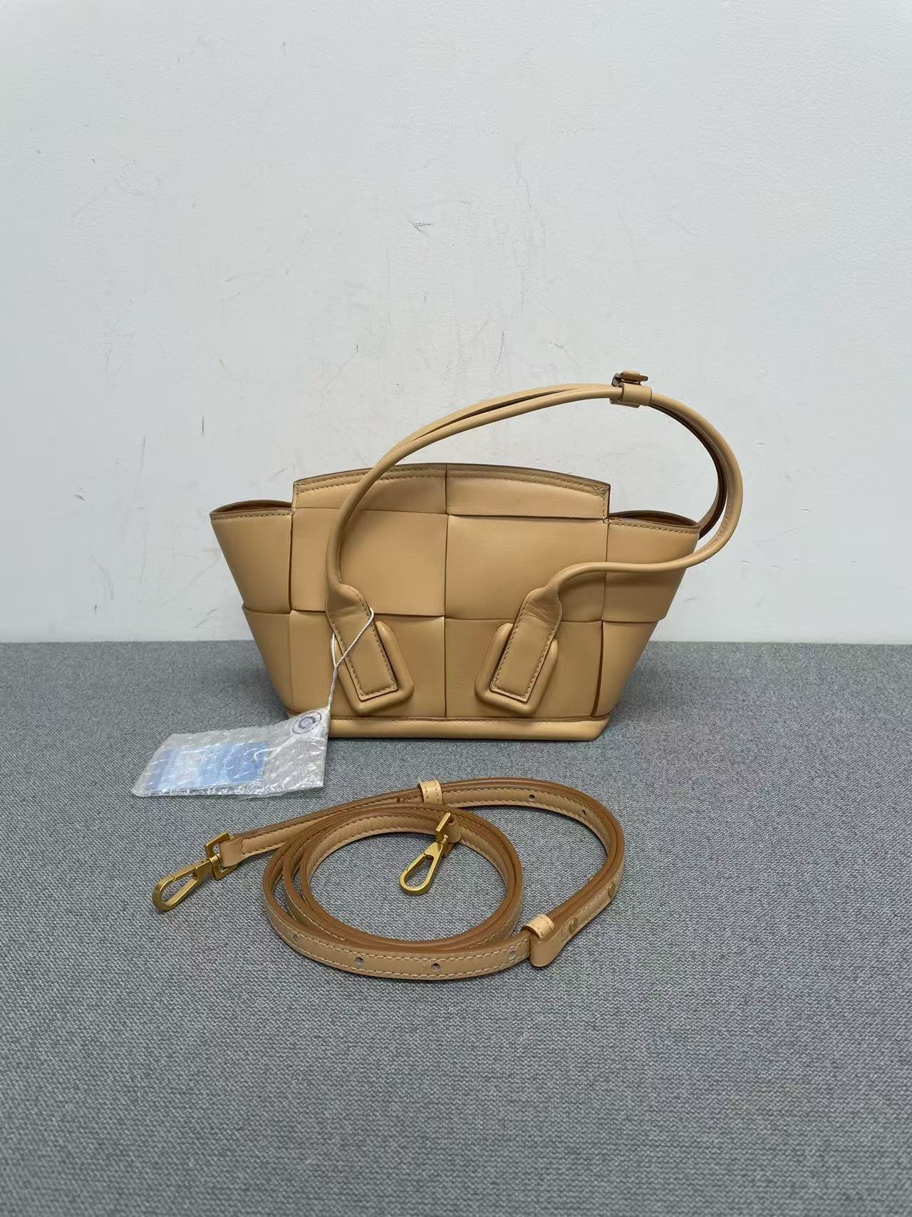 Bottega Veneta - Arco - Calfskin leather - Beige - (mini)
