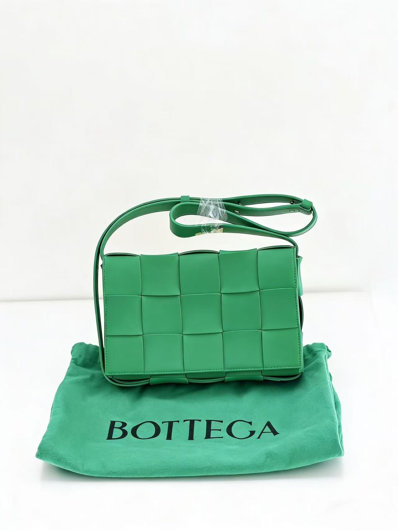BOTTEGA VENETA - Cassette - Lambskin leather - Green - (medium)