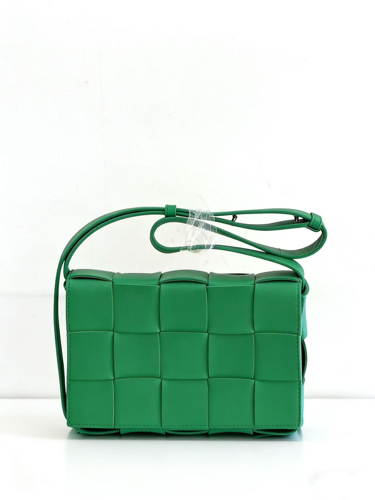 BOTTEGA VENETA - Cassette - Lambskin leather - Green - (medium)