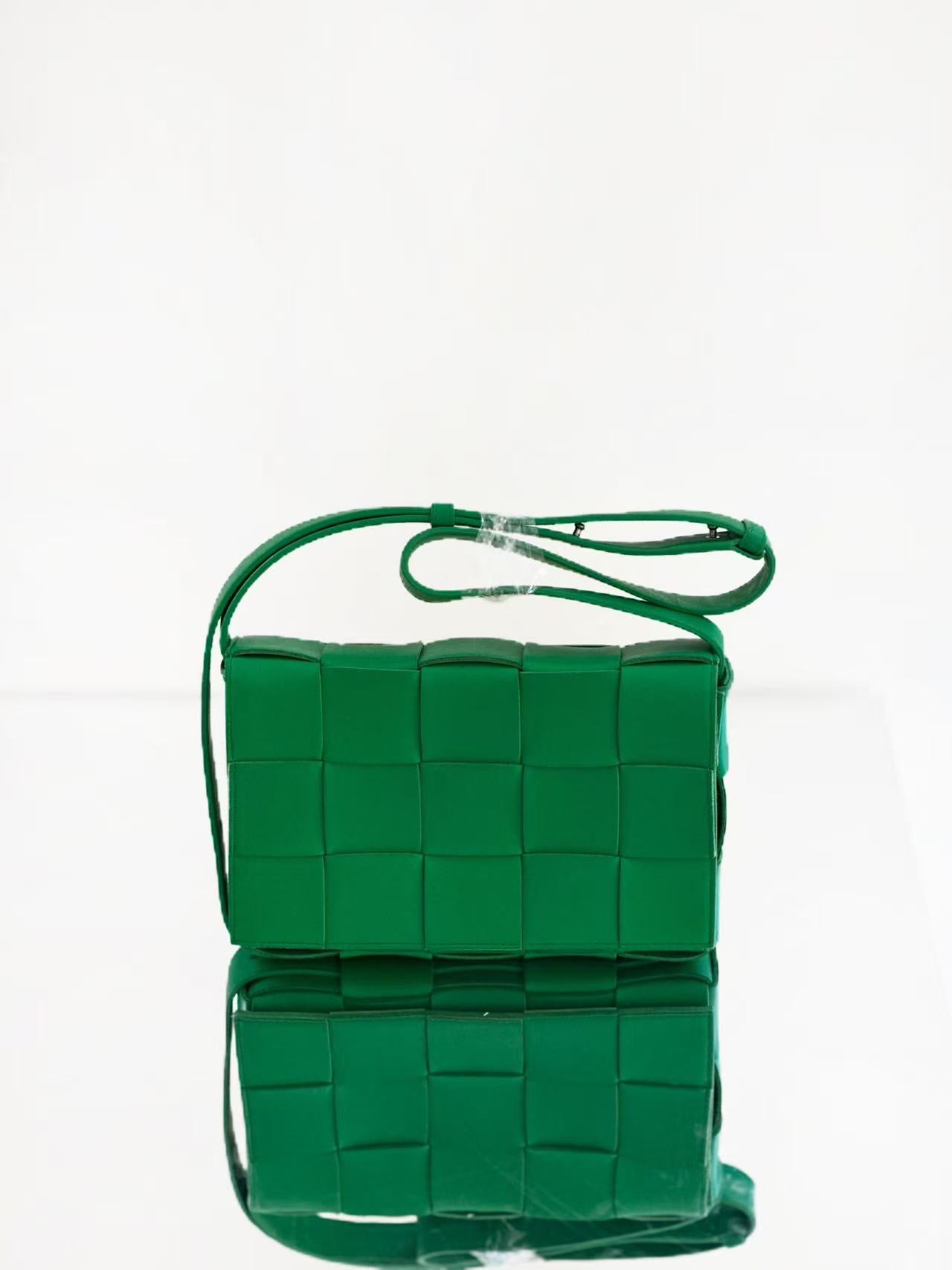 BOTTEGA VENETA - Cassette - Lambskin leather - Green - (medium)
