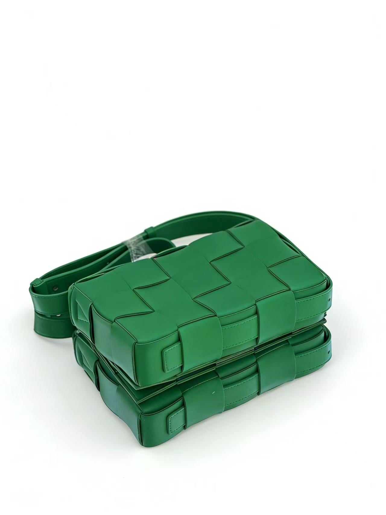 BOTTEGA VENETA - Cassette - Lambskin leather - Green - (medium)