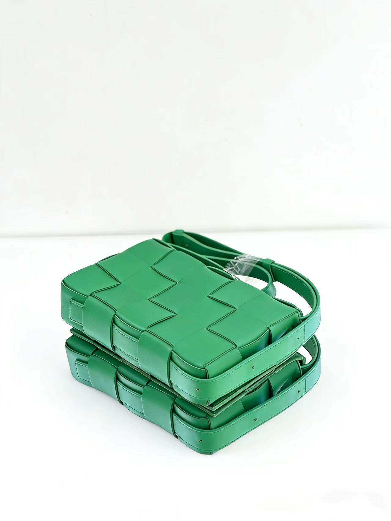 BOTTEGA VENETA - Cassette - Lambskin leather - Green - (medium)