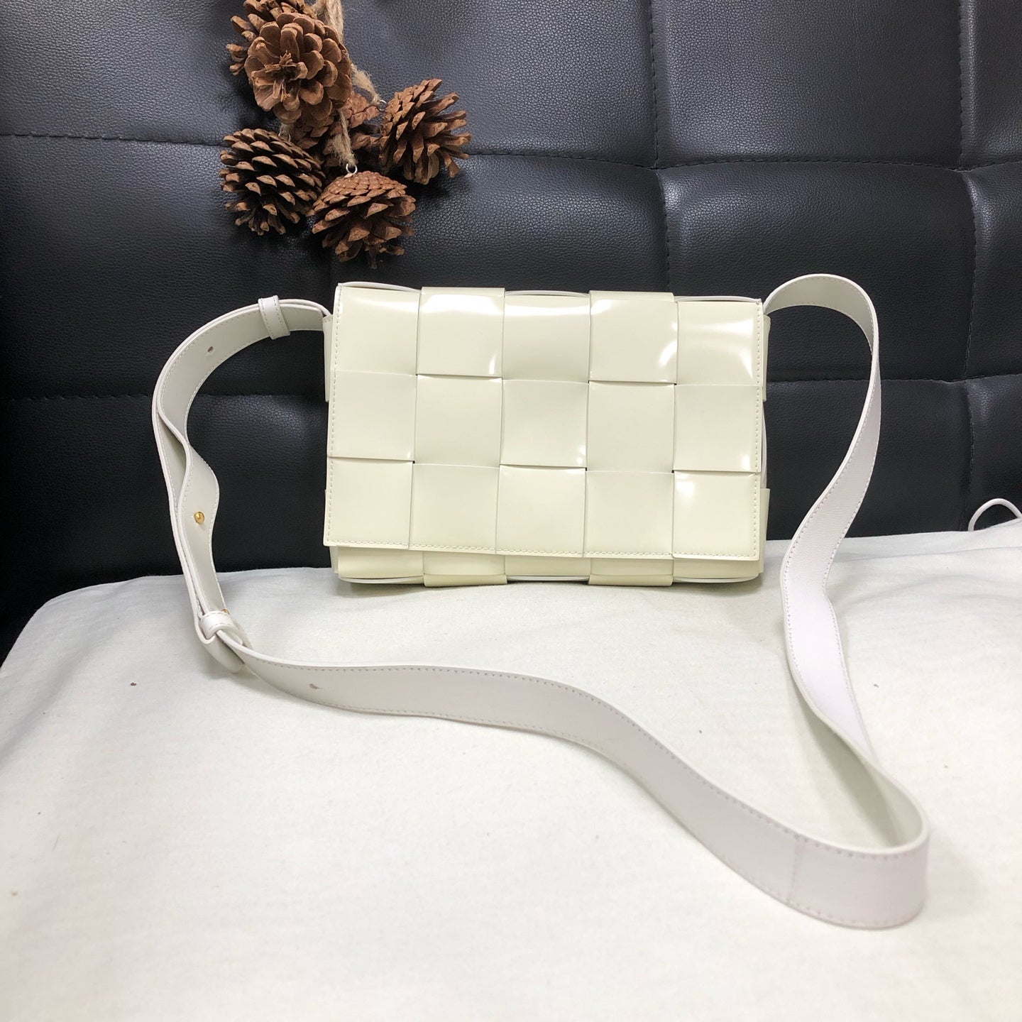Bottega Veneta - Cassette - Leather - Beige - (medium)