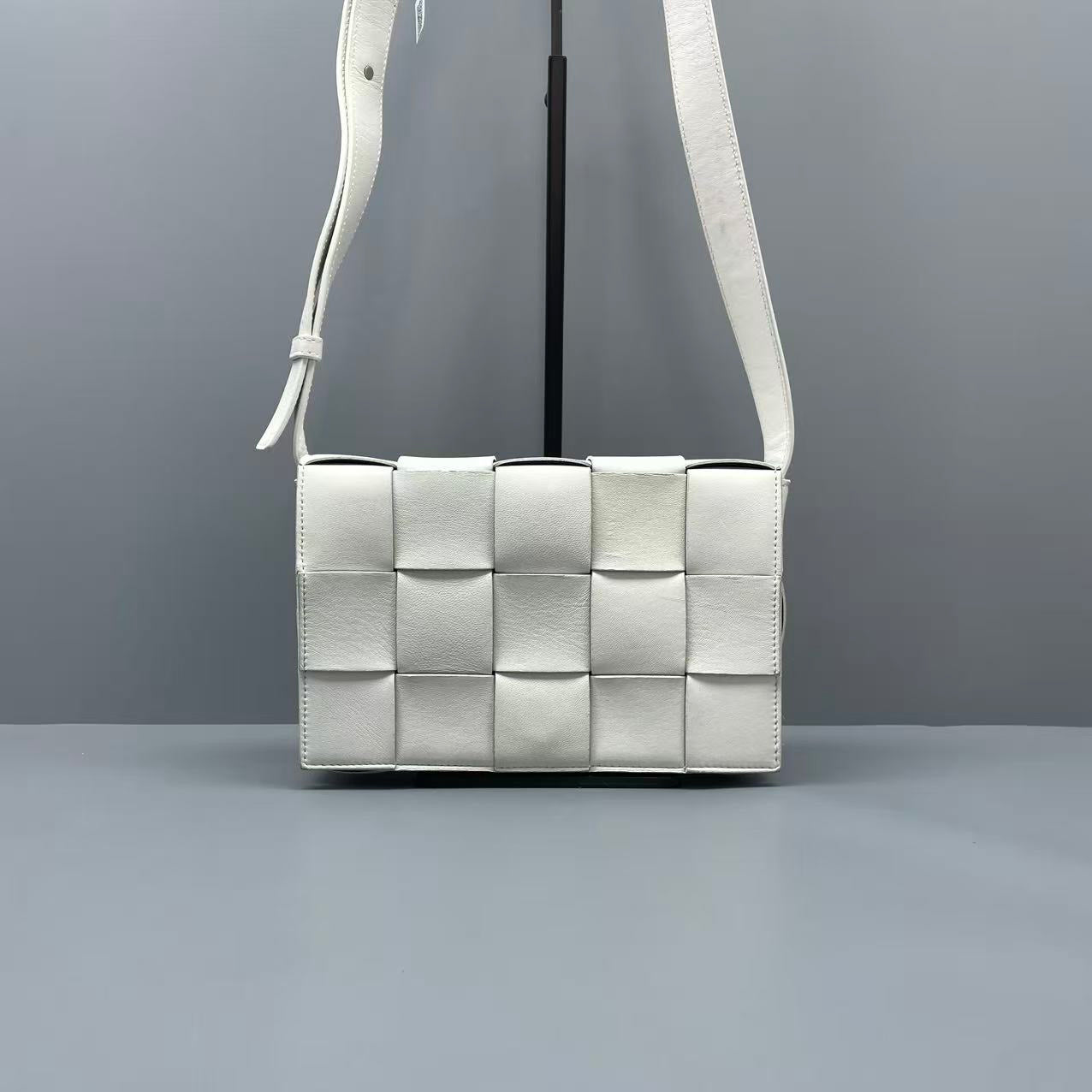 Bottega Veneta - Cassette - Leather - White - (medium)
