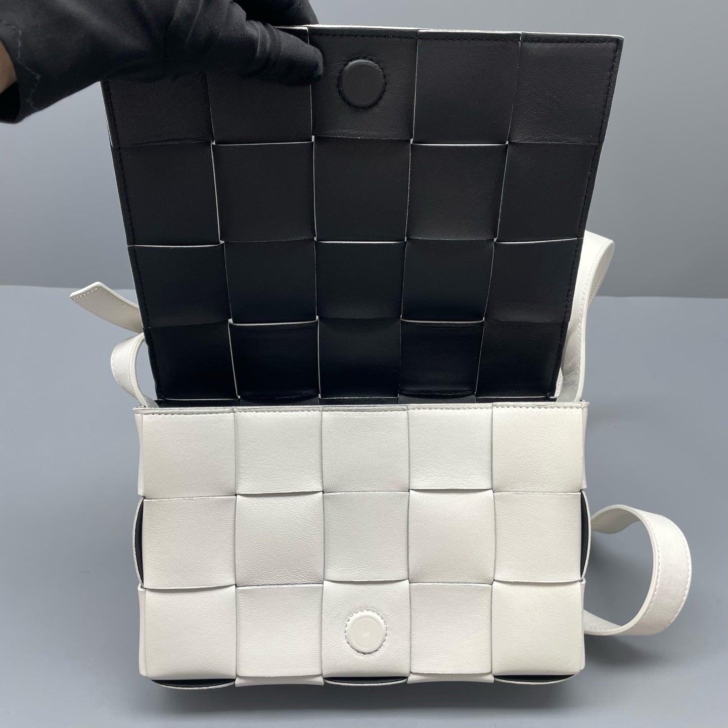 Bottega Veneta - Cassette - Leather - White - (medium)