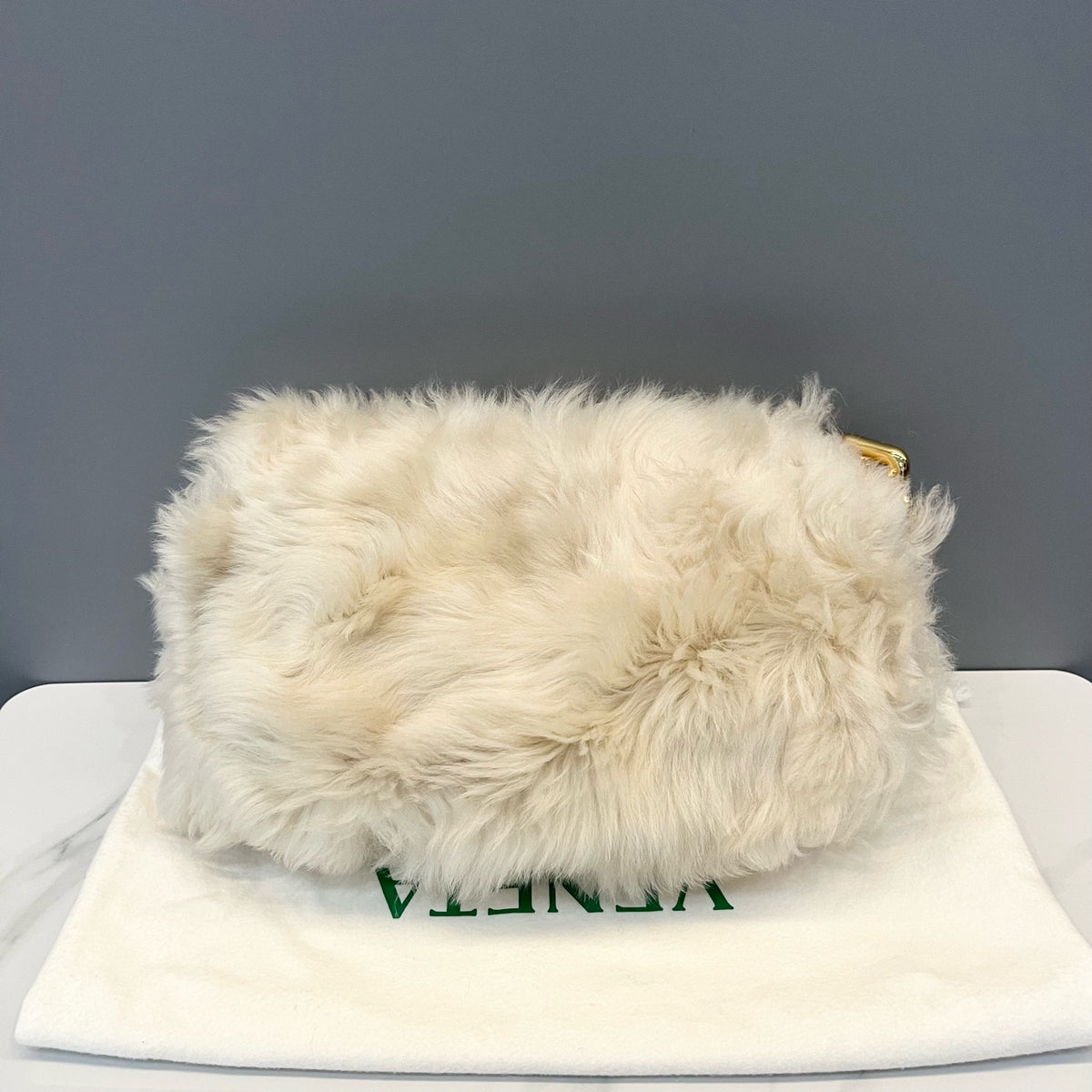 Bottega Veneta - Chain Pouch - Fur - Shearling - White - (Medium)