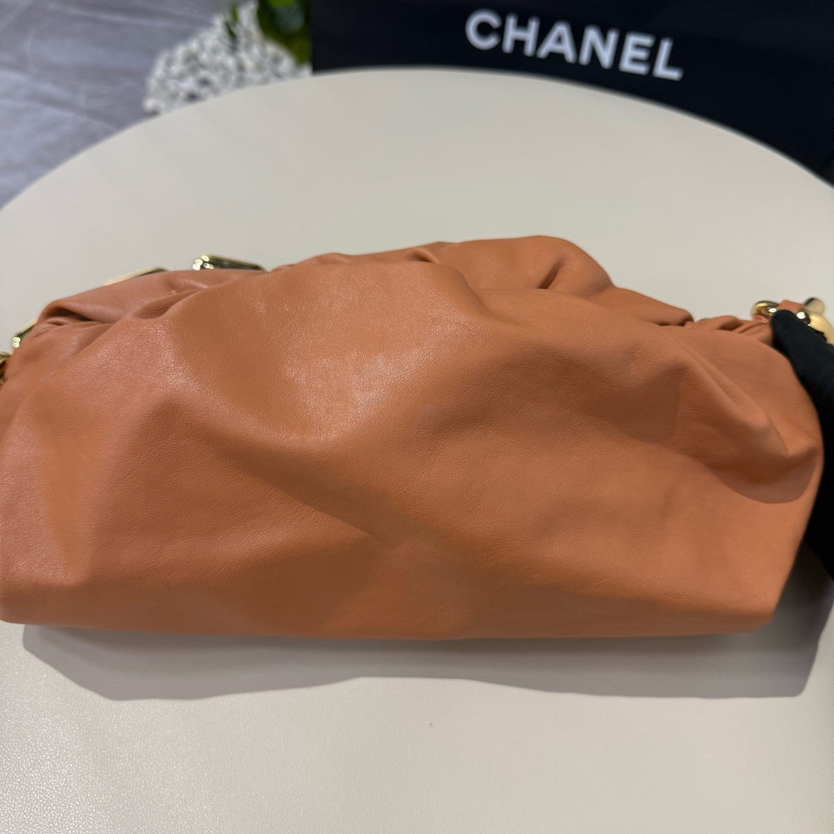 Bottega Veneta - Chain Pouch Medium - Leather - Camel - (medium)