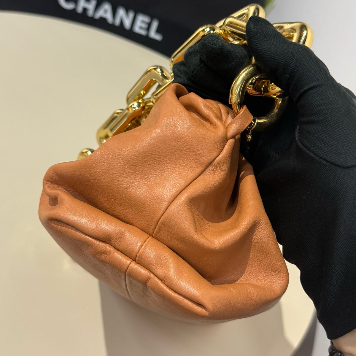 Bottega Veneta - Chain Pouch Medium - Leather - Camel - (medium)