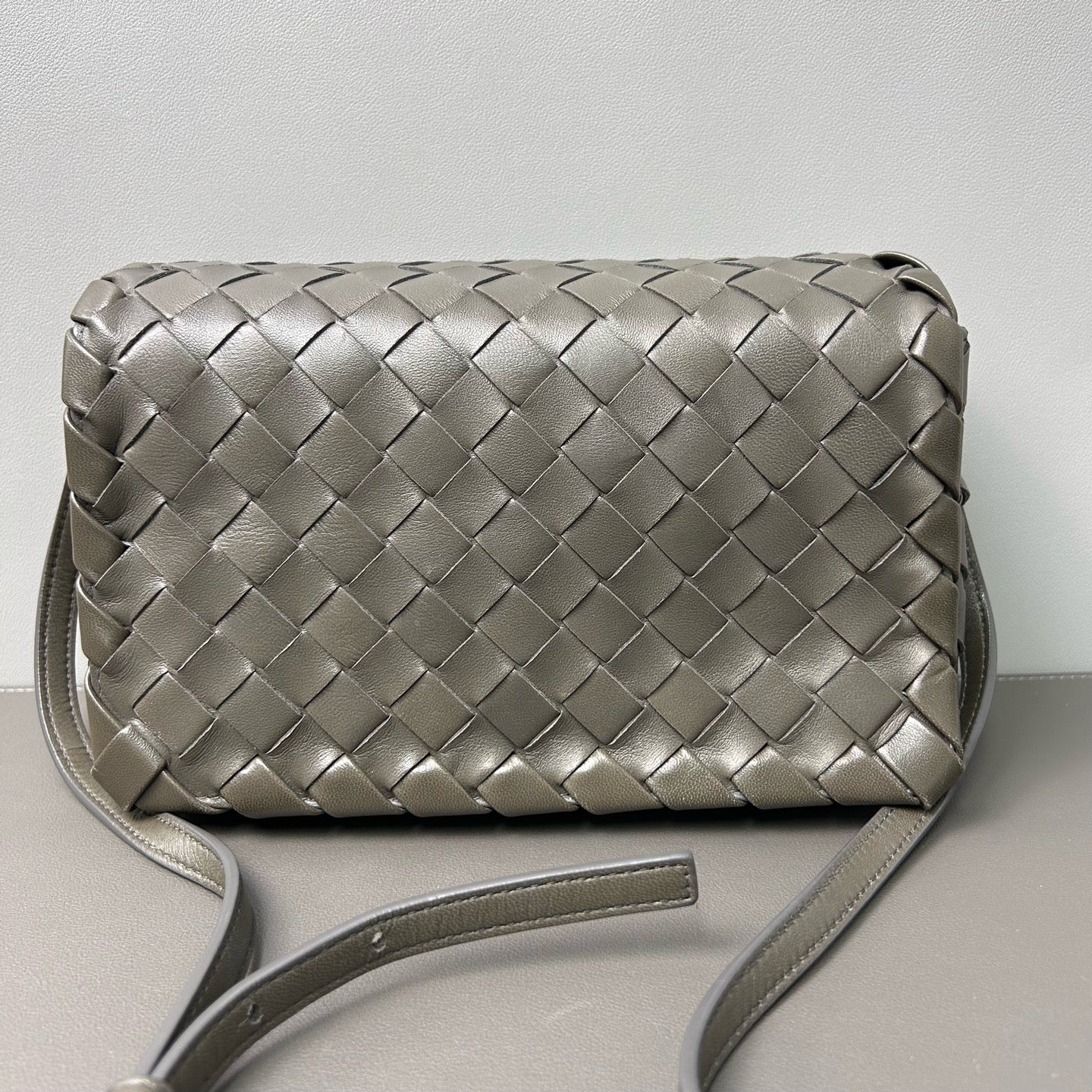 Bottega Veneta - Fold Small Messenger Bag - Leather - Grey - (small)