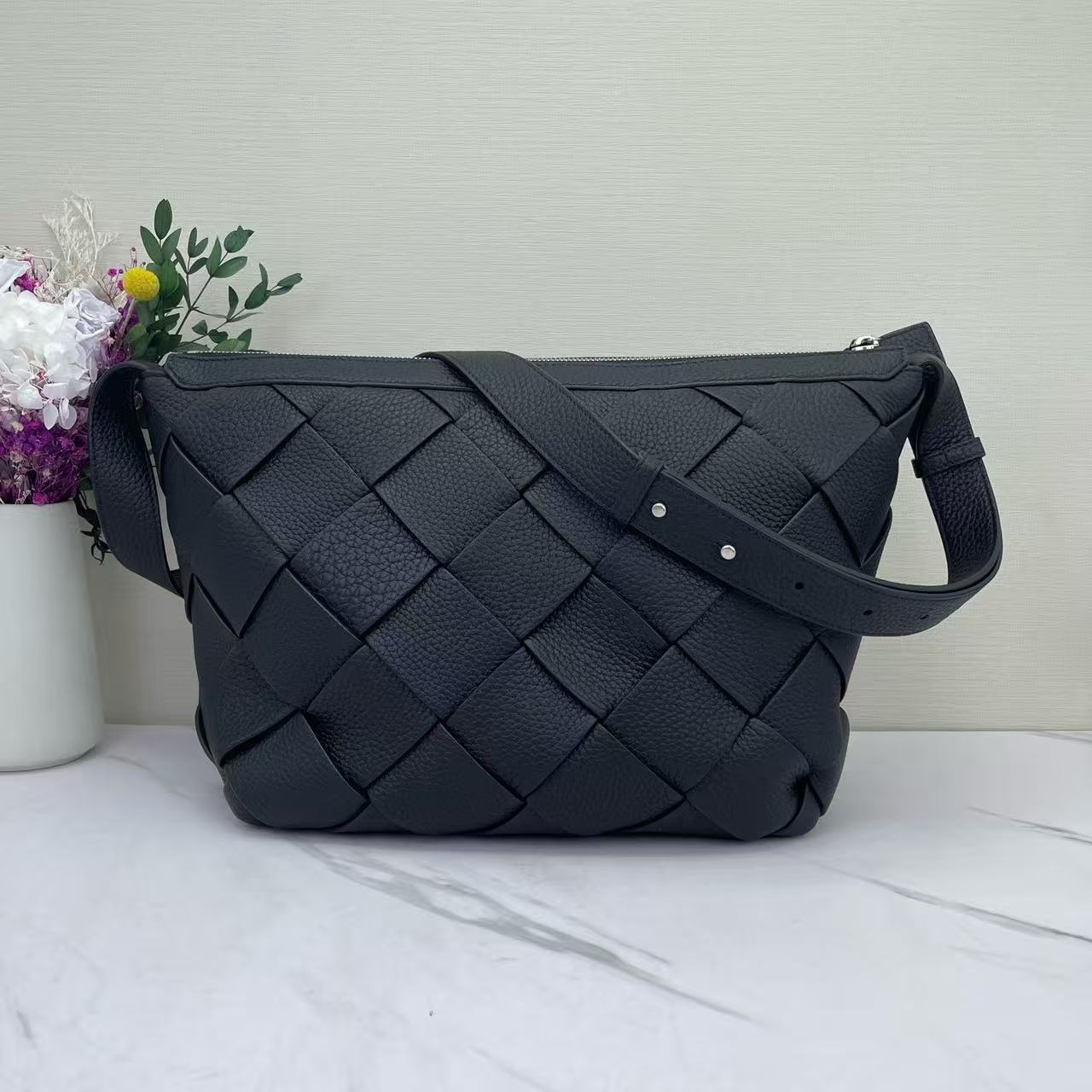 Bottega Veneta - Intrecciato Crossbody Bag - Full grain leather - Black - (Medium)