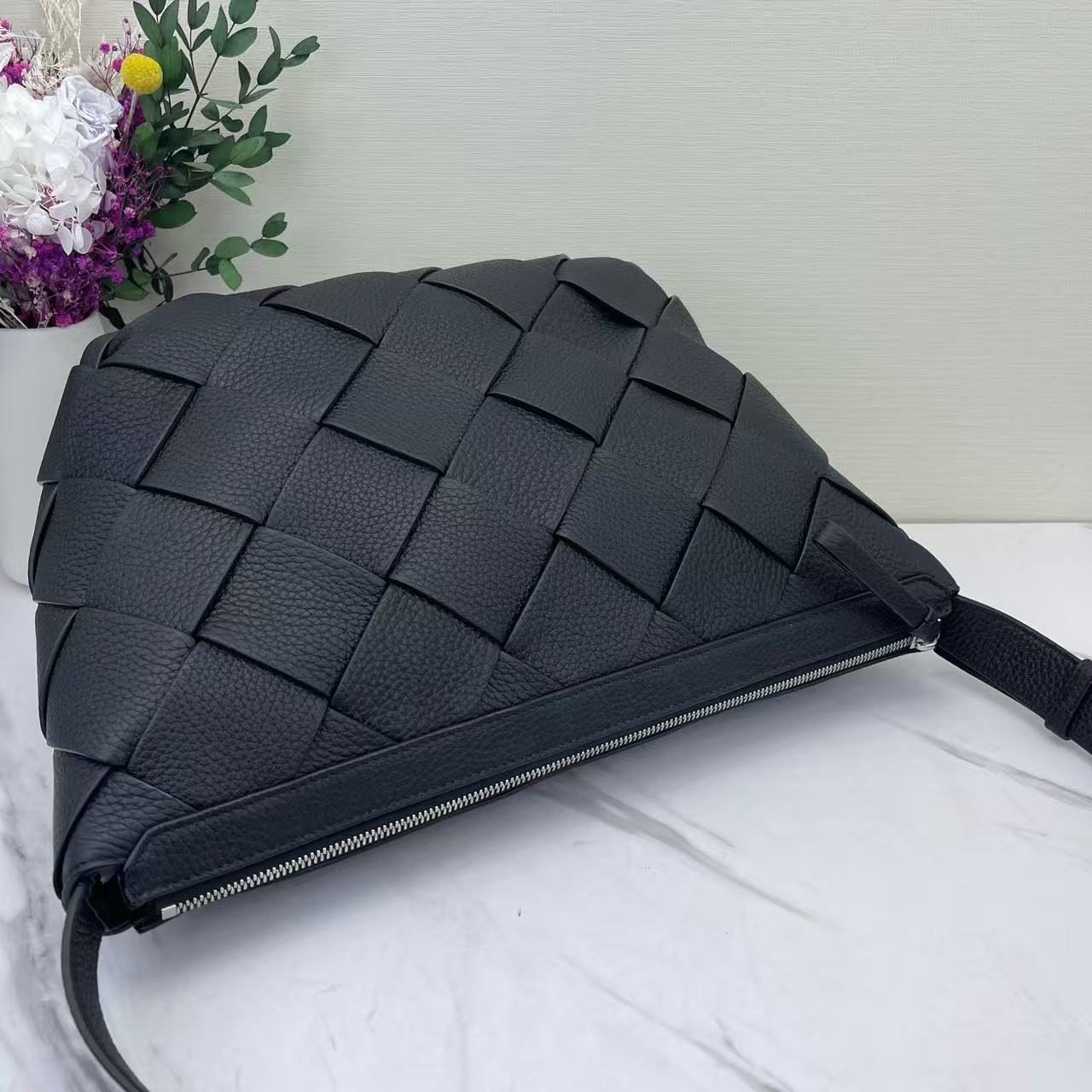 Bottega Veneta - Intrecciato Crossbody Bag - Full grain leather - Black - (Medium)