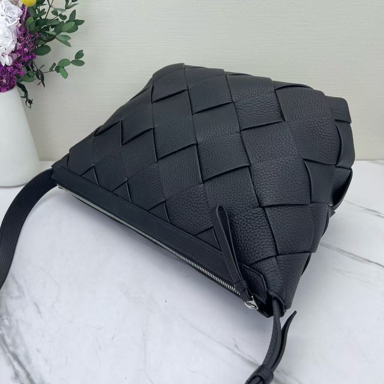 Bottega Veneta - Intrecciato Crossbody Bag - Full grain leather - Black - (Medium)