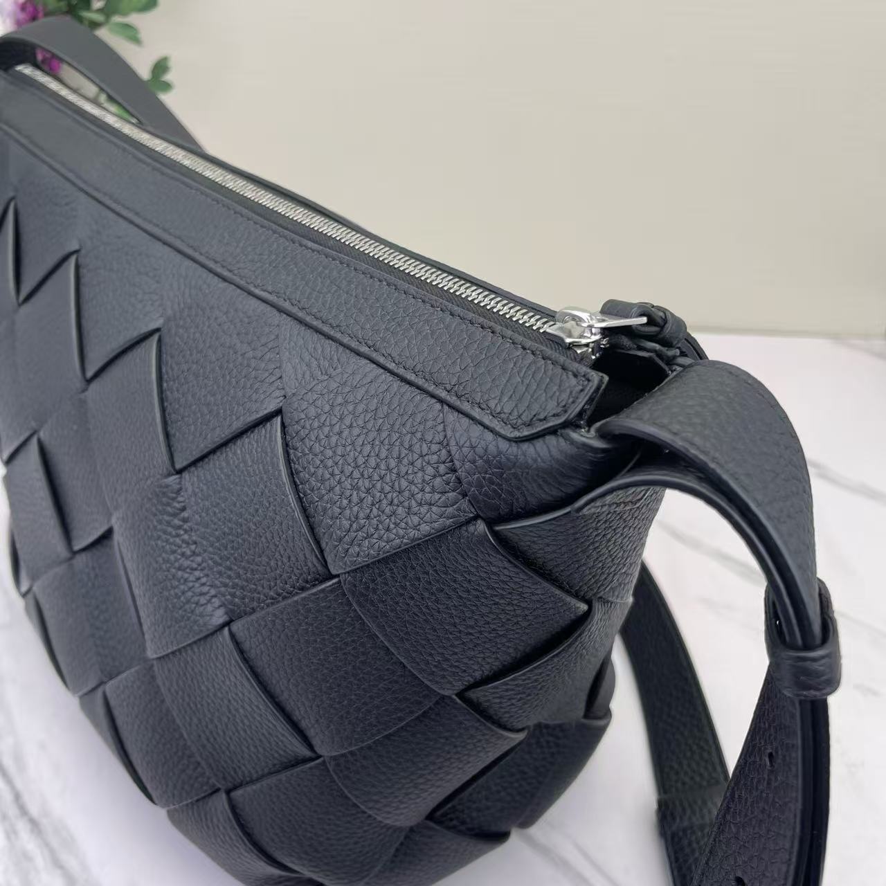 Bottega Veneta - Intrecciato Crossbody Bag - Full grain leather - Black - (Medium)