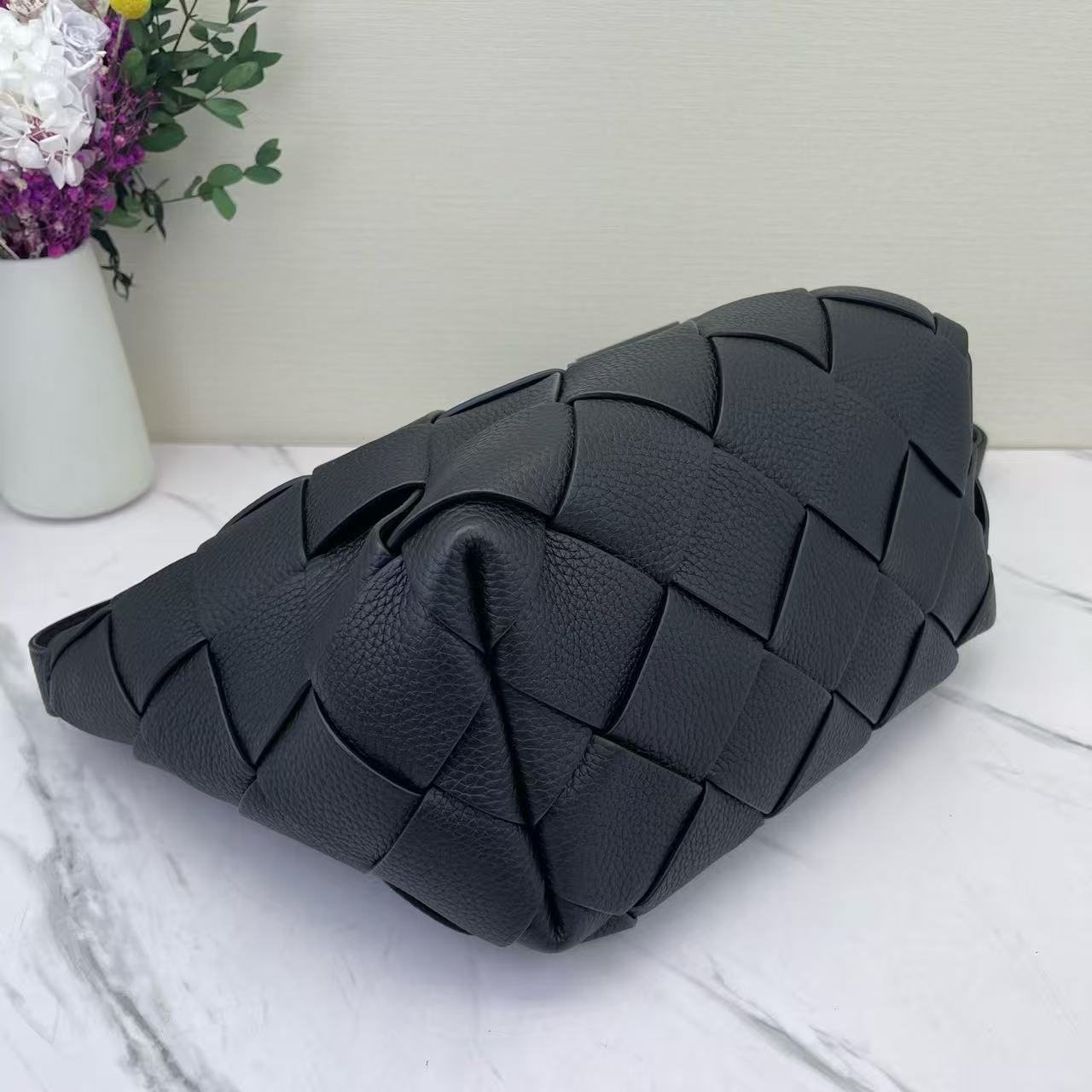 Bottega Veneta - Intrecciato Crossbody Bag - Full grain leather - Black - (Medium)