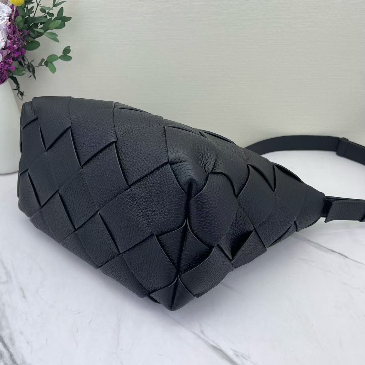 Bottega Veneta - Intrecciato Crossbody Bag - Full grain leather - Black - (Medium)