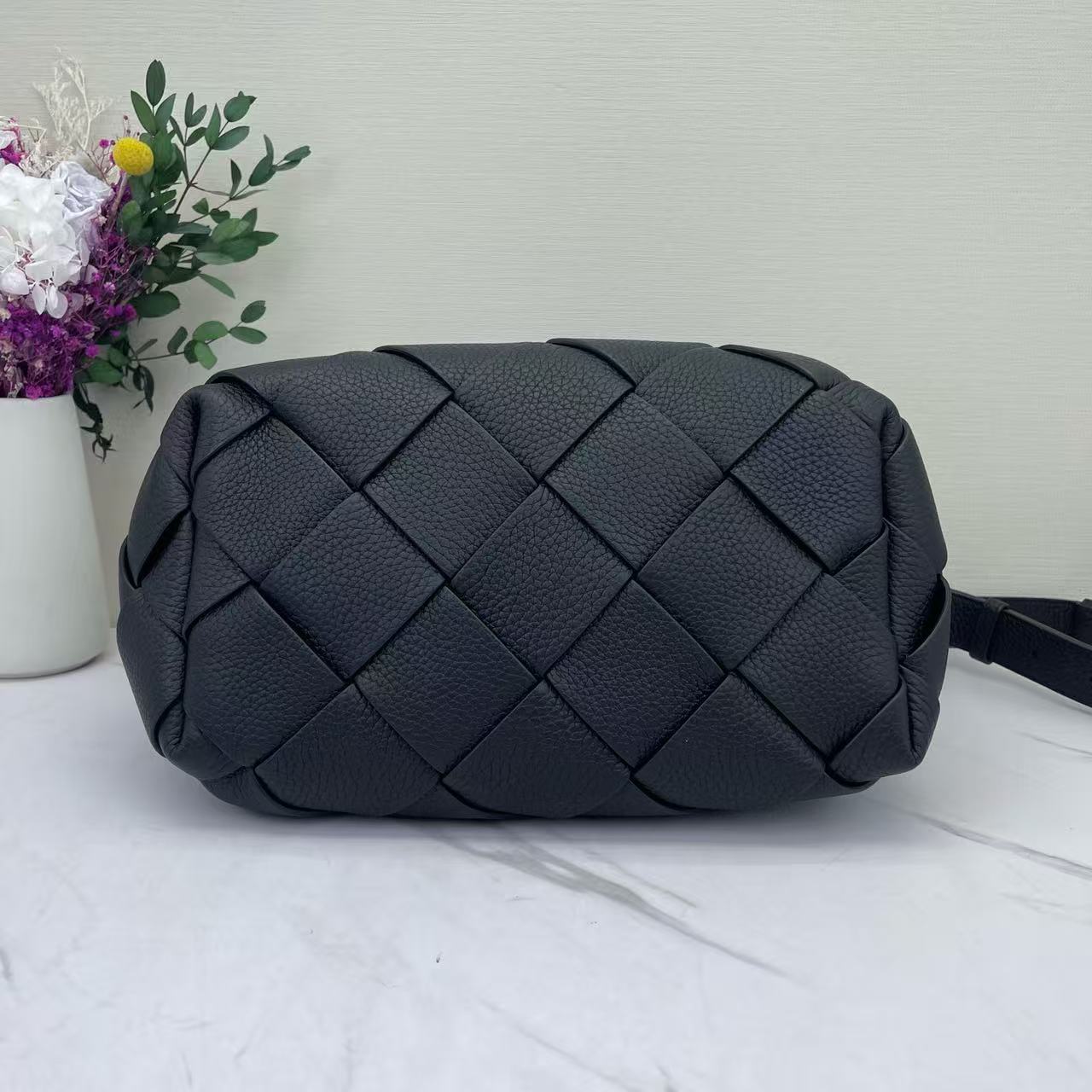 Bottega Veneta - Intrecciato Crossbody Bag - Full grain leather - Black - (Medium)