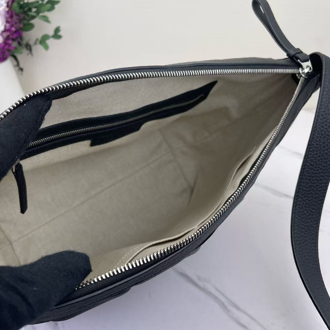 Bottega Veneta - Intrecciato Crossbody Bag - Full grain leather - Black - (Medium)