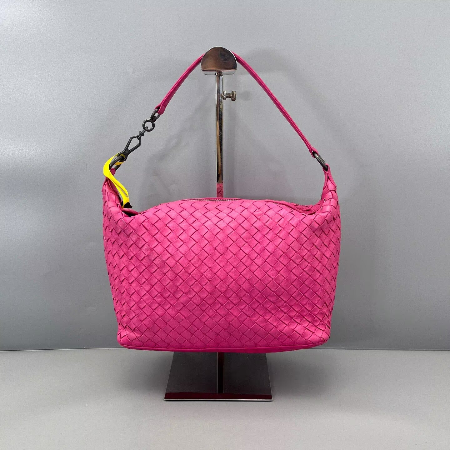 Bottega Veneta - Intrecciato Woven Shoulder Bag - Lambskin leather - Pink - (Small)