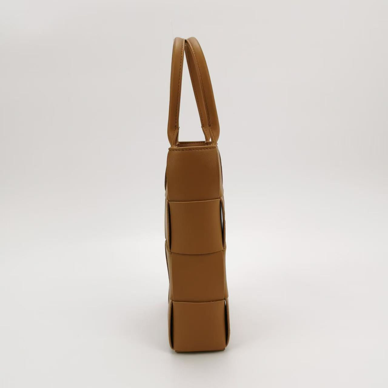 Bottega Veneta - Mini Arco Tote - Calfskin leather - Camel - (mini)