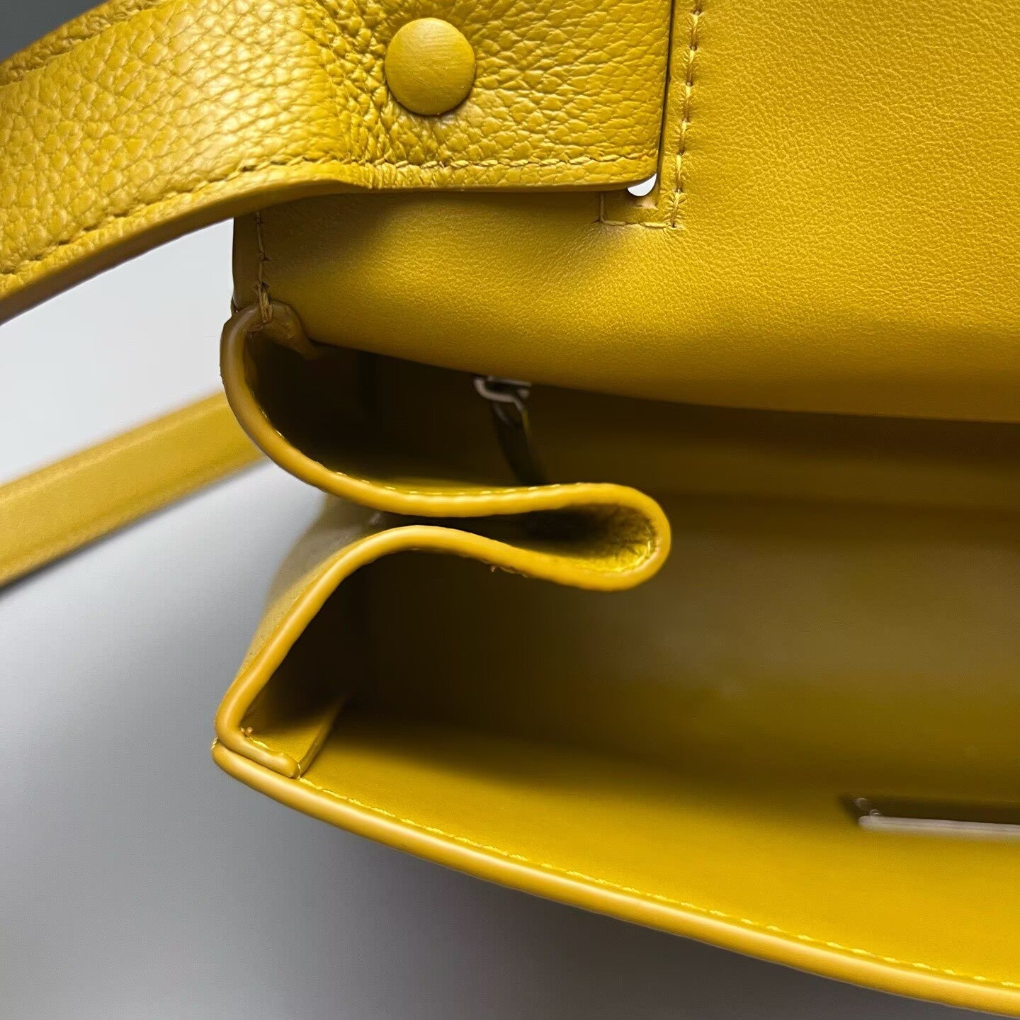 Bottega Veneta - Other - Cowhide leather - Yellow - (medium)