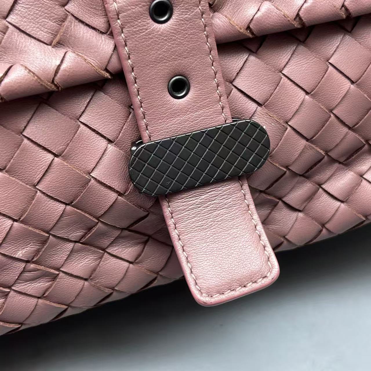 Bottega Veneta - Roma Crossbody Bag - Woven lambskin leather - Rose Pink - (Medium)