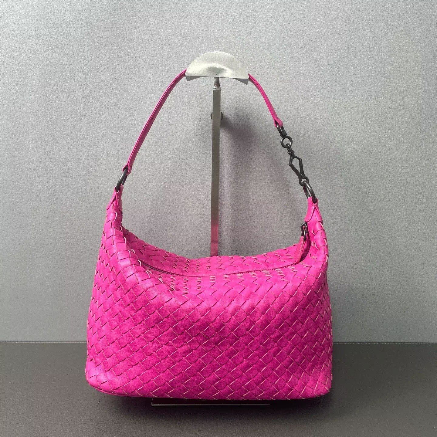 Bottega Veneta - Small Woven Hobo Bag - Lambskin leather - Pink - (Small)
