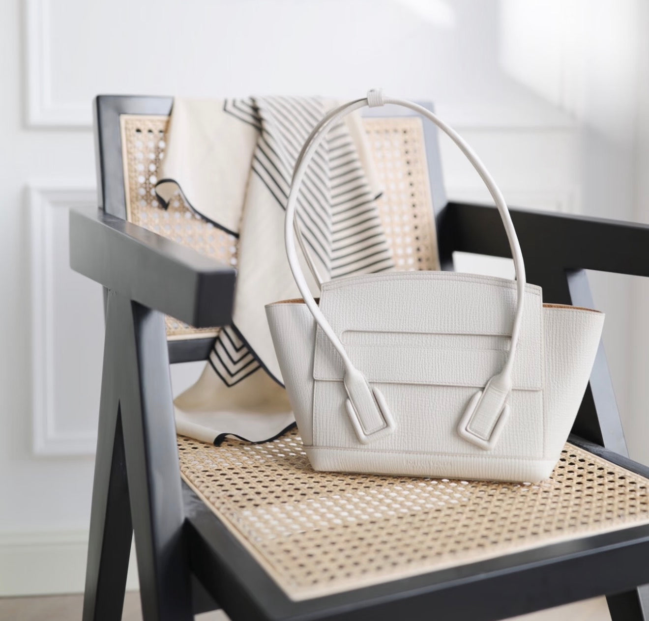 Bottega Veneta - The Arco Tote - Leather - White - (Medium)